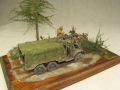 Diorama modelarska w skali 1:35 przedstawiająca scenę z drugiej wojny światowej z amerykańską ciężarówką Dodge WC-63 - zdjęcie nr 2