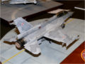 Plastikowy model wojskowego odrzutowca F-16D, fotografia nr 3.