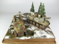 Diorama modelarska Ardeny 1944 z plastikowymi modelami niemieckich pojazdów wojskowych: działo samobieżne Grille i półgąsienicowy transporter opancerzony Sd.Kfz. 251 - foto nr 3