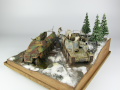 Diorama modelarska Ardeny 1944 z plastikowymi modelami niemieckich pojazdów wojskowych: działo samobieżne Grille i półgąsienicowy transporter opancerzony Sd.Kfz. 251 - foto nr 4