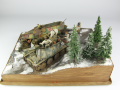 Diorama modelarska Ardeny 1944 z plastikowymi modelami niemieckich pojazdów wojskowych: działo samobieżne Grille i półgąsienicowy transporter opancerzony Sd.Kfz. 251 - foto nr 5