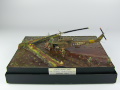 Diorama z plastikowym modelem amerykańskiego helikoptera UH-1 B Huey - foto nr 1