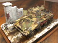 Diorama z plastikowym modelem niemieckiego kołowego pojazdu pancernego z drugiej wojny światowej Sd.Kfz. 234/4, wyposażonego w działo przeciwpancerne 7,5 cm PaK 40 - zdjęcie nr 1