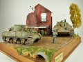 Diorama z plastikowymi modelami czołgu Sherman Firefly i samobieżnego działa Jagdpanther przedstawia fikcyjną scenę z drugiej wojny światowej - foto nr 10