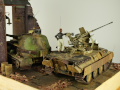 Diorama z dwoma plastikowymi modelami. Pierwszy to działo przeciwlotnicze na podwoziu czołgu Panthera. Drugi model przestawia czołg VK 72.01(K) Löwe. Foto nr 11