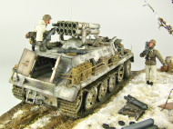 Diorama przedstawiająca plastikowy model niemieckiej samobieżnej wyrzutni rakiet Panzerwerfer 42 zbudowanej z wykorzystaniem ciągnika półgąsienicowego sWS. Okres drugiej wojny światowej.