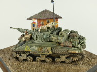 Diorama z plastikowym modelem czołgu Sherman Firefly.