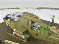 Plastikowy model amerykańskiego helikoptera szturmowego AH-1G Cobra sklejony w skali 1:72